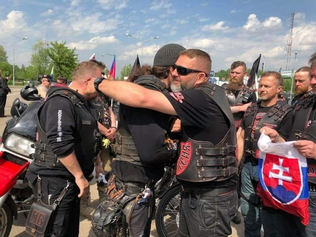 V strede záberu sa objímajú zakladateľ a ústredná postava ruského motorkárskeho gangu Noční vlci Alexander Zaldostanov (vľavo) a šéf slovenskej odnože Nočných vlkov Jozef Hambálek. FOTO: Facebook/Eric Reuter