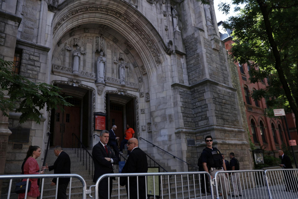Bezpečnostná služba stojí pred kostolom sv. Vincenta Ferrera, kde sa konal pohreb Ivany Trumpovej. FOTO: Reuters