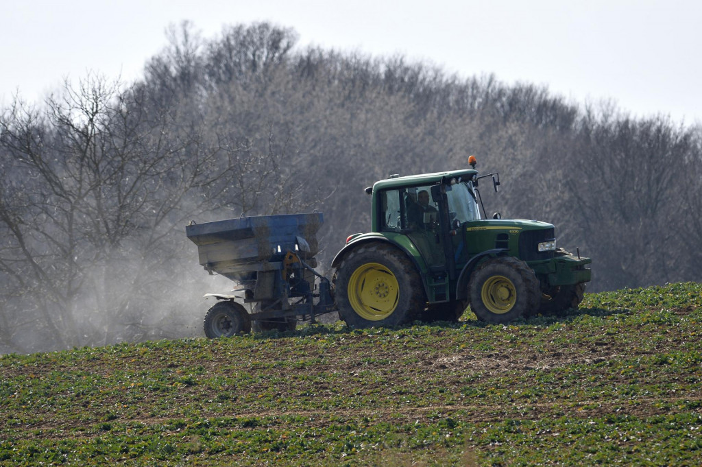 Hnojenie poľa pri Trenč&iacute;ne. FOTO: TASR/R. Stoklasa