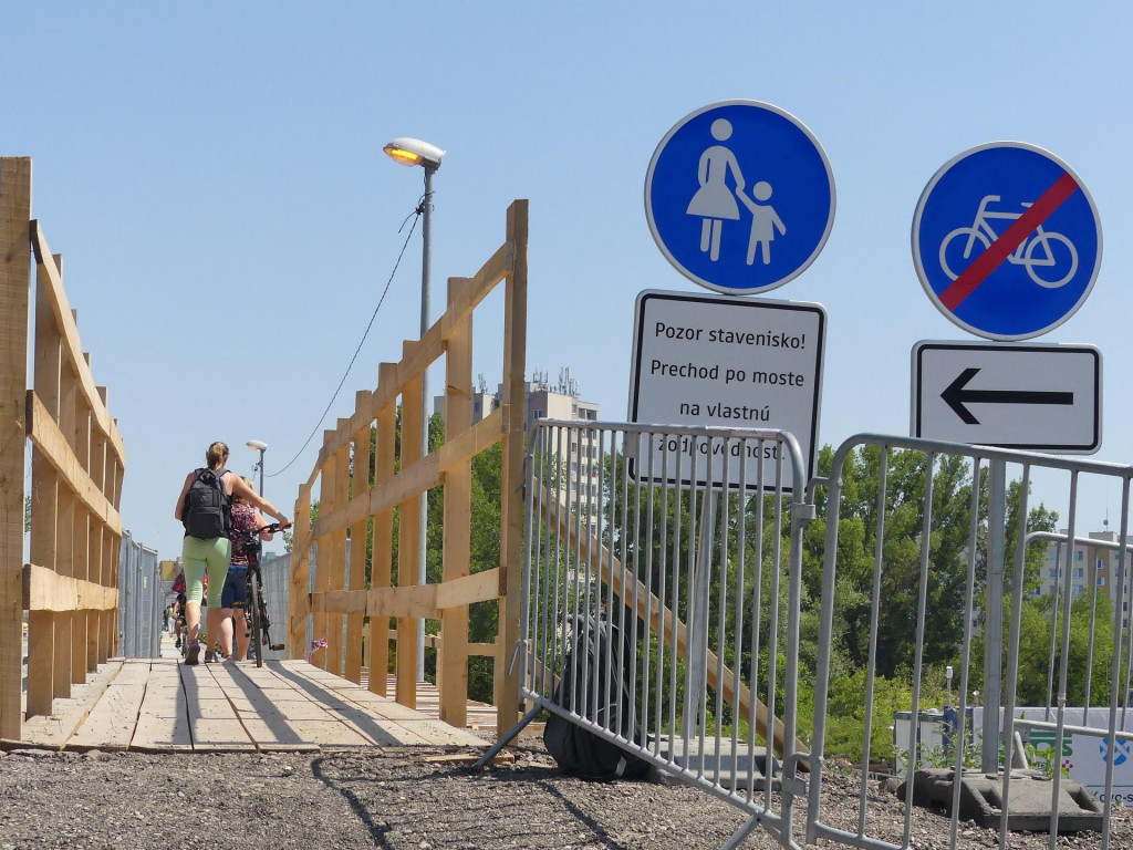 Hlohoveck&yacute; most v stredu spr&iacute;stupnili pre pe&scaron;&iacute;ch. FOTO: HN/Akos Cs&eacute;pl&ouml;