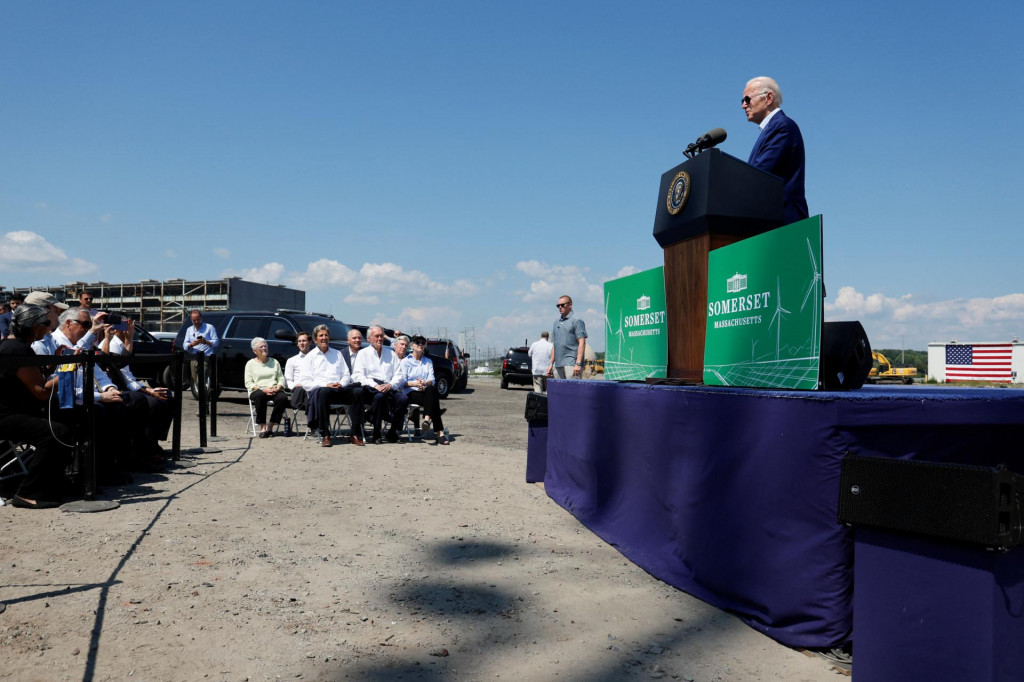 Americký prezident Joe Biden predniesol poznámky o zmene klímy a obnoviteľnej energii na mieste bývalej elektrárne Brayton Point. FOTO: Reuters