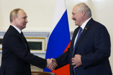 Na snímke zľava ruský prezident Vladimir Putin a bieloruský prezident Alexander Lukašenko počas stretnutia v Petrohrade v Rusku 25. júna 2022. FOTO: TASR/AP