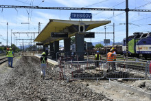 Práce na železničnej stanici realizované firmou Chemkostav počas výstavby terminálu integrovanej osobnej prepravy v Trebišove. FOTO: TASR/Roman Hanc