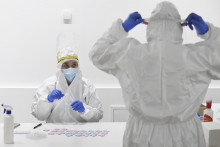 &lt;p&gt;Laboratóriá zaznamenali z 2 302 PCR testov 1 016 novo infikovaných ľudí. FOTO: TASR/František Iván &lt;/p&gt;