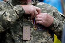Veliteľ ukrajinských síl si dáva medailu na uniformu. FOTO: REUTERS