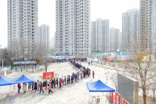 Obyvatelia čínskeho mesta Tiencin stoja v rade na testovanie. FOTO: Reuters