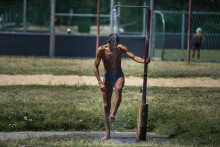 &lt;p&gt;Muž sa ochladzuje na kúpalisku Kuchajda počas letných horúčav v Bratislave. FOTO: TASR/Jaroslav Novák&lt;/p&gt;