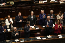 &lt;p&gt;Taliansky premiér Mario Draghi (v pozadí uprostred) počas prejavu v parlamente 21. júla 2022. FOTO: TASR/AP&lt;/p&gt;