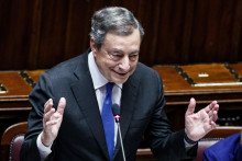 Taliansky premiér Mario Draghi reaguje po jeho prejave v parlamente 21. júla 2022. FOTO: TASR/AP