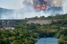 Príčinu požiarov, ktoré v Taliansku i Slovinsku pohltili 350 hektárov lesa, úrady vyšetrujú. FOTO: Twitter/Reuters Pictures