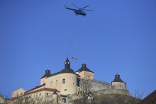 Demontáž vežového žeriava na hrade Krásna Hôrka sa uskutočňuje za pomoci vrtuľníka. FOTO: TASR/František Iván