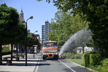 Na snímke polievanie ulíc na Námestí osloboditeľov v Michalovciach počas horúčav. FOTO: TASR/Roman Hanc
