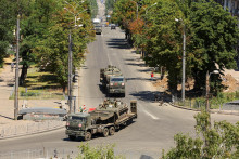 Transport ruských obrnených vozidiel na Ukrajine. FOTO: Reuters