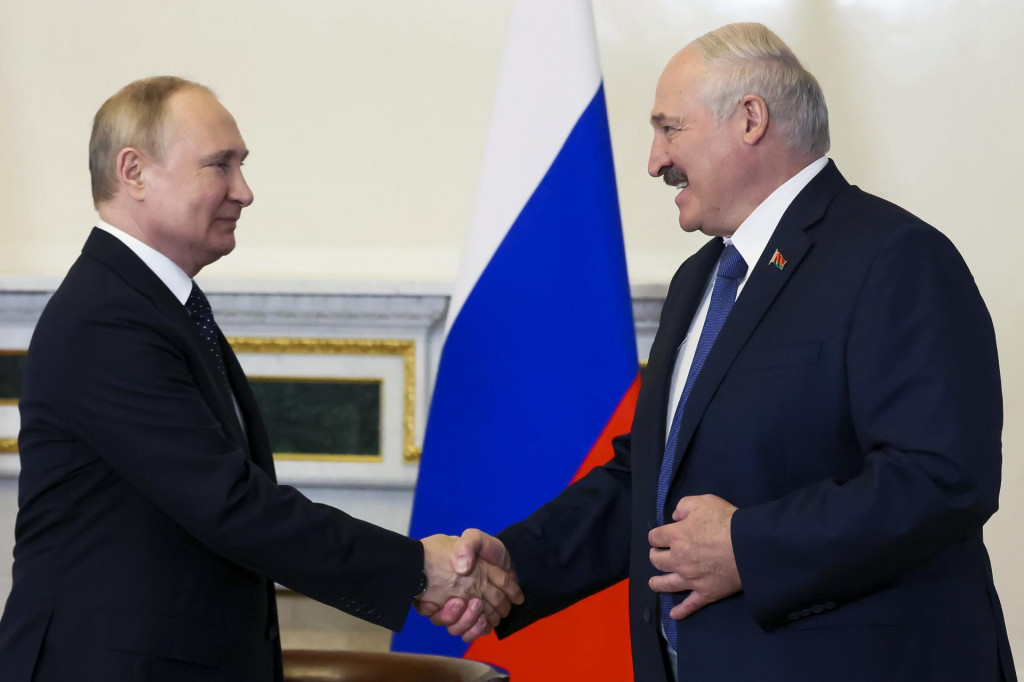 Na sn&iacute;mke zľava rusk&yacute; prezident Vladimir Putin a bielorusk&yacute; prezident Alexander Luka&scaron;enko počas stretnutia v Petrohrade v Rusku 25. j&uacute;na 2022. FOTO: TASR/AP