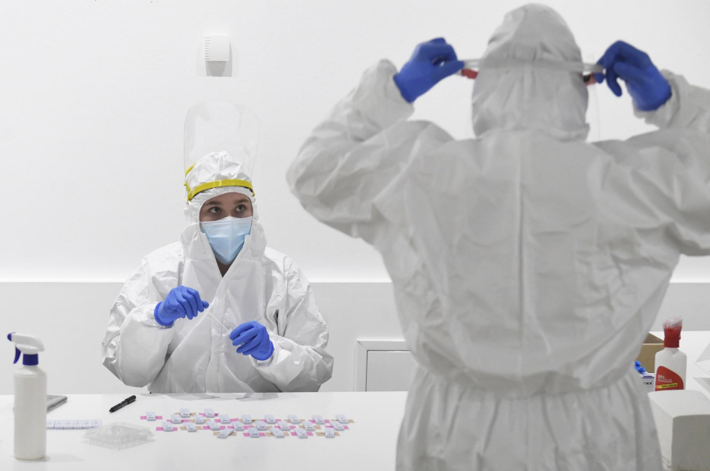 Laboratóriá zaznamenali z 2 302 PCR testov 1 016 novo infikovaných ľudí. FOTO: TASR/František Iván