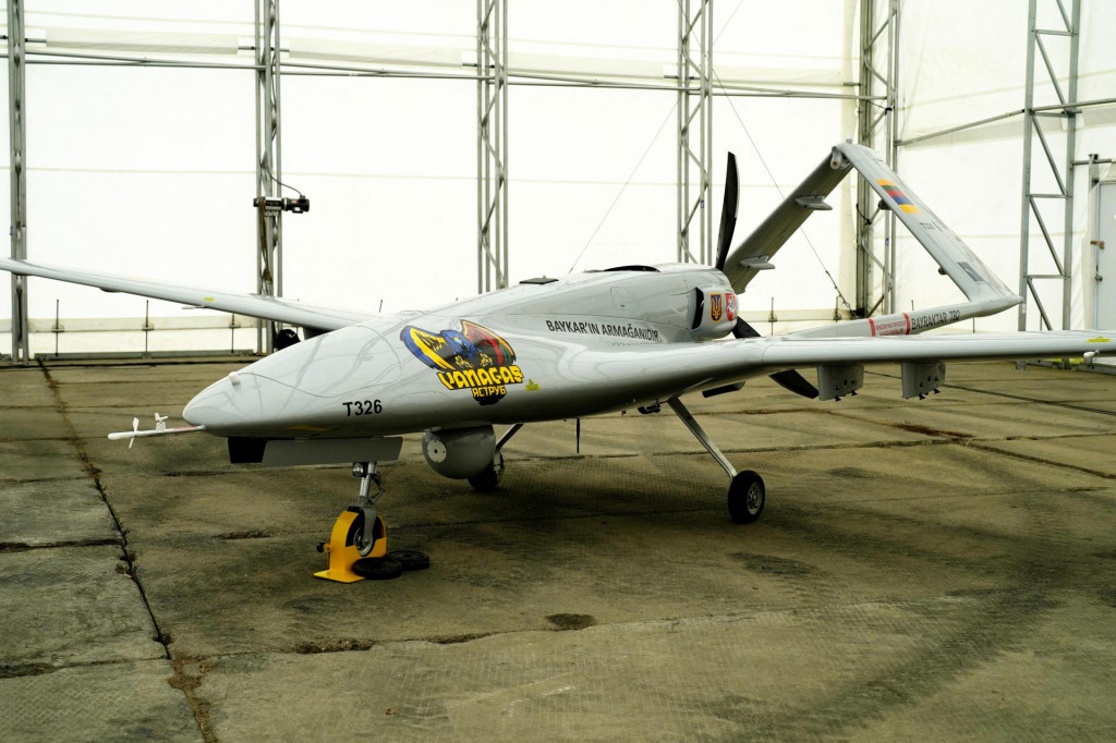 Bojov&yacute; dron Bayraktar TB2 darovan&yacute; Ukrajine počas prezent&aacute;cie na leteckej z&aacute;kladni Siauliai v Litve 6. j&uacute;na 2022. FOTO: REUTERS