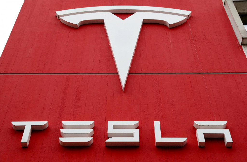 Logo automobilky Tesla. FOTO: Reuters