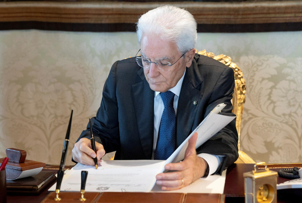 Taliansky prezident Sergio Mattarella podpisuje výnos o rozpustení tamojšieho parlamentu. FOTO: Reuters