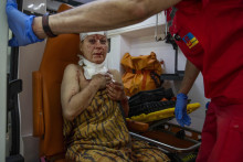 Zranená žena počas ošetrenia v sanitke po ruskom raketovom útoku na obytnú oblasť v ukrajinskom meste Kramatorsk 7. júla 2022. FOTO: TASR/AP
