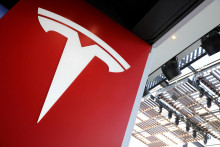 &lt;p&gt;Logo automobilky Tesla. FOTO: Reuters&lt;/p&gt;
