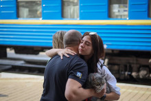 &lt;p&gt;Otec sa lúči s dcérou, ktorá nastupuje do vlaku smerujúceho do Dnepra a Ľvova počas evakuácie z vojnou zasiahnutých oblastí východnej Ukrajiny. FOTO: Reuters&lt;/p&gt;