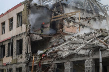 Záchranár pracuje v budove školy poškodenej ruským vojenským úderom uprostred ruskej invázie na Ukrajinu, v Kramatorsku, v Doneckej oblasti, Ukrajina 21. júla 2022. FOTO: REUTERS