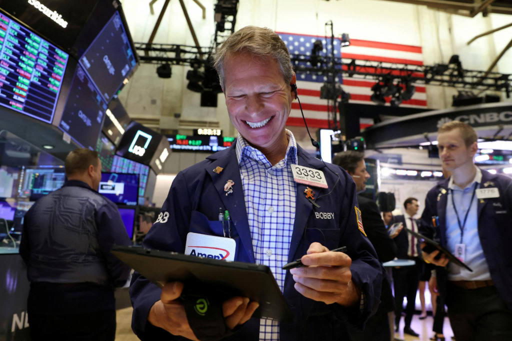 Medvedí trh niektorí investori využívajú na nákup akcií. FOTO: Reuters