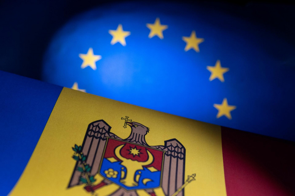 Vlajky EÚ a Moldavska. FOTO: REUTERS
