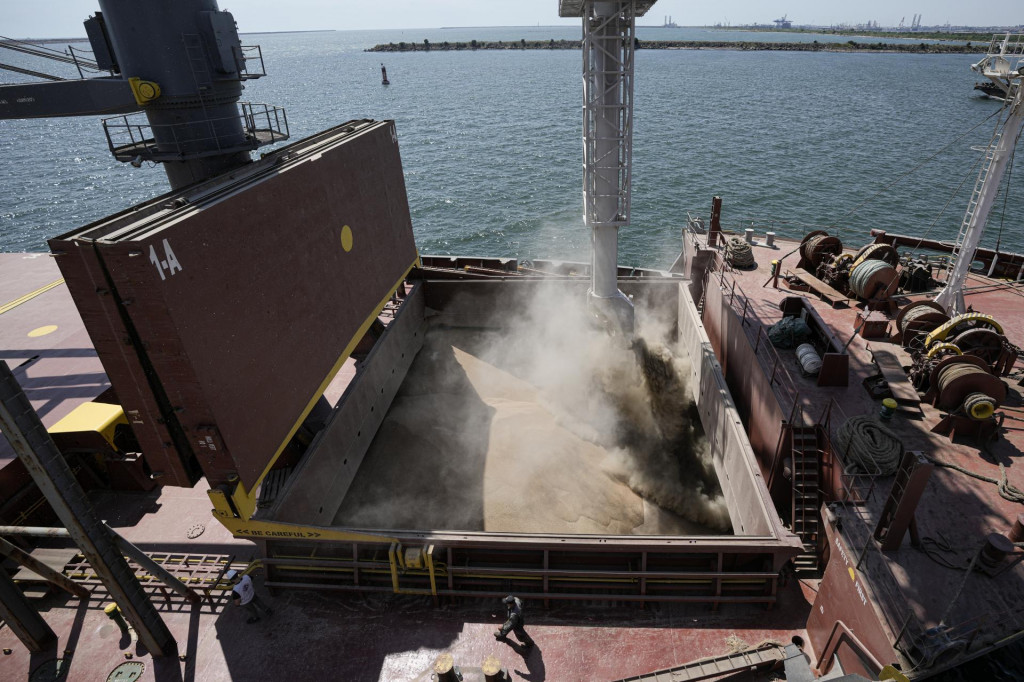 Nnakladanie obilia na lodi v čiernomorskom pr&iacute;stave Constanta v Rumunsku v utorok 21. j&uacute;na 2022. FOTO: TASR/AP