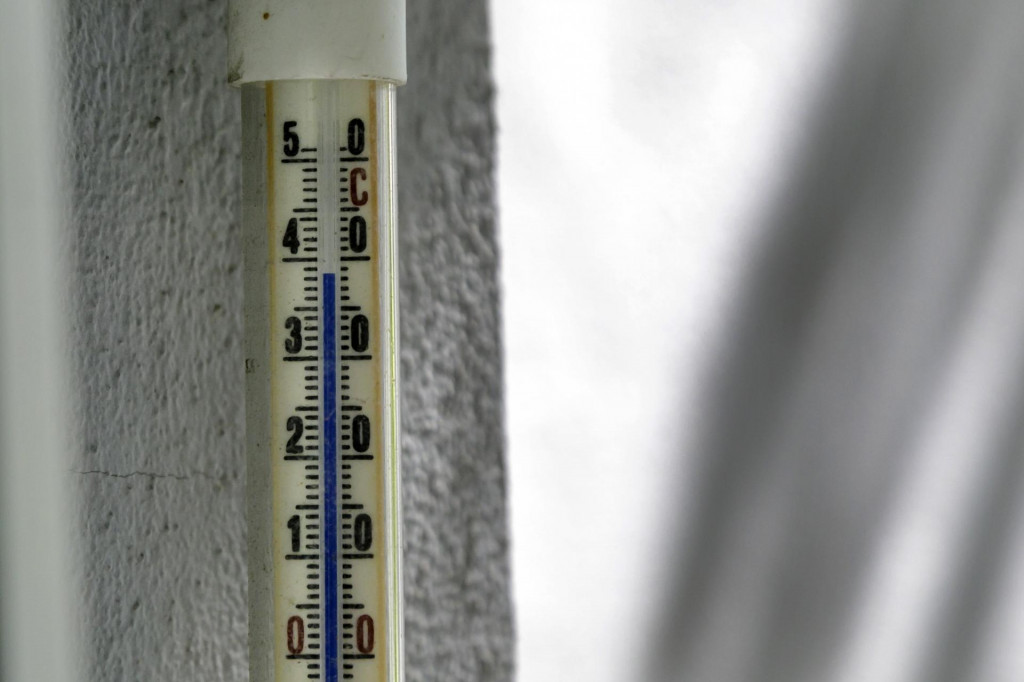 Na snímke teplota 38° Celzia na exteriérovom teplomere popoludní v Bratislave 21. júla 2022.