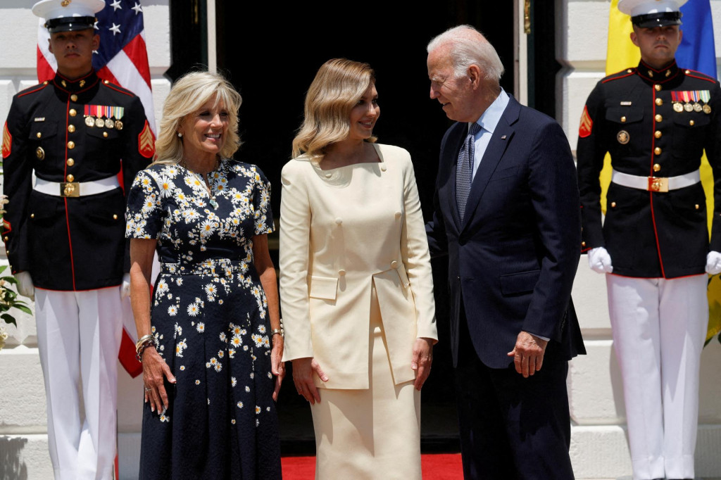 Americký prezident Joe Biden a prvá dáma USA Jill Biden vítajú ukrajinskú prvú dámu Olenu Zelenskú v Bielom dome vo Washingtone, USA, 19. júla 2022. FOTO: Reuters