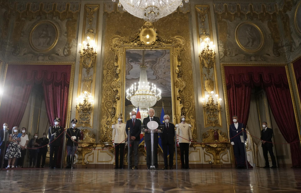 Taliansky prezident Sergio Mattarella (uprostred) oznamuje, že podpísal dekrét o rozpustení parlamentu v Ríme vo štvrtok 21. júla 2022. FOTO: TASR/AP