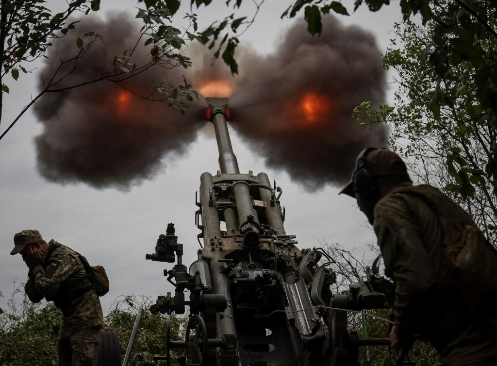 Ukrajinci pália z húfnice M777 v Charkovskej oblasti. FOTO: Reuters
