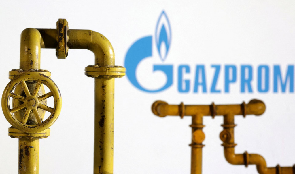 Model potrubia na prepravu plynu a logo energetického gigantu Gazprom. FOTO: Reuters