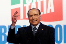 FILE PHOTO: Former Italian Prime Minister and leader of the Forza Italia (Go Italy!) party Silvio Berlusconi attends a rally in Rome, Italy, April 9, 2022. REUTERS/Remo Casilli/File Photo SNÍMKA: Remo Casilli