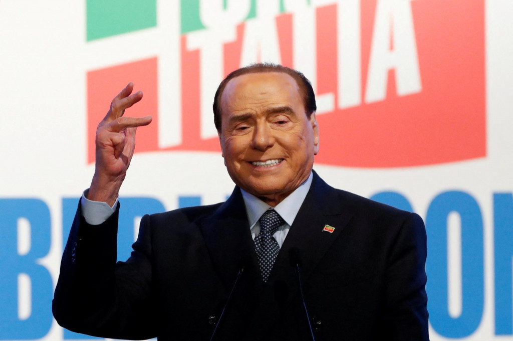 FILE PHOTO: Former Italian Prime Minister and leader of the Forza Italia (Go Italy!) party Silvio Berlusconi attends a rally in Rome, Italy, April 9, 2022. REUTERS/Remo Casilli/File Photo SNÍMKA: Remo Casilli
