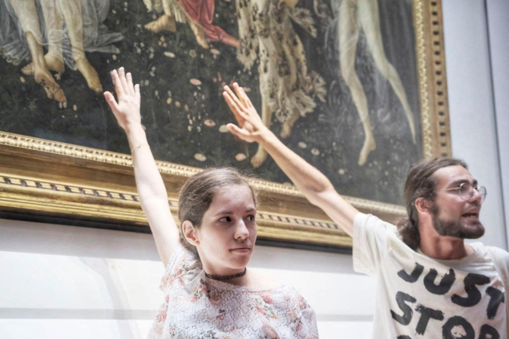 Aktivisti v galérii Uffizi. FOTO: Reuters