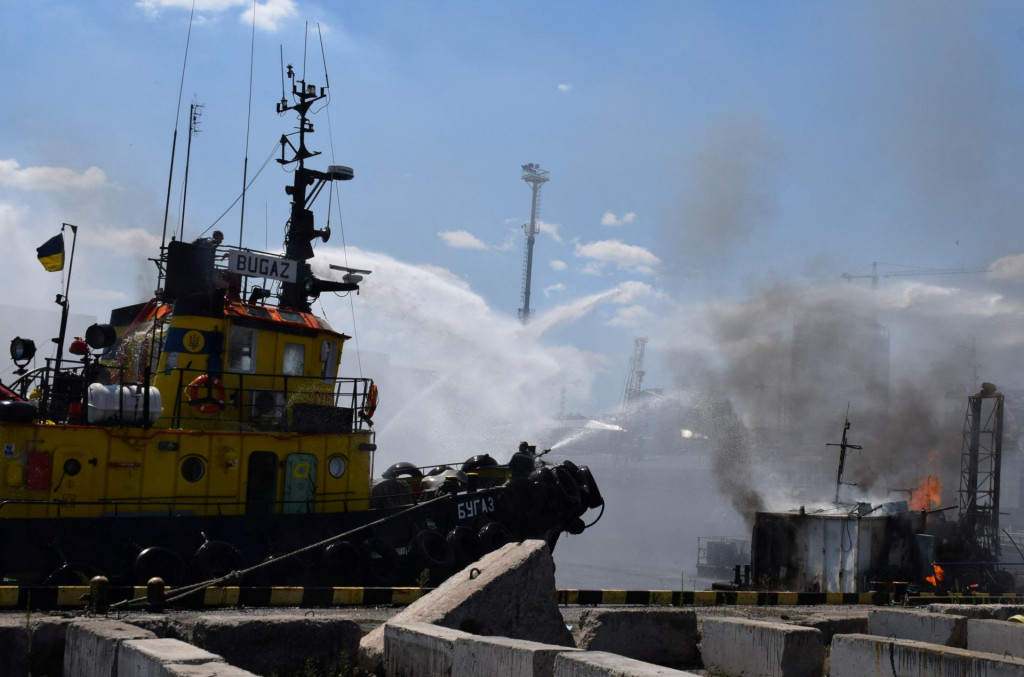 Hasiči zasahujú v odeskom prístave po raketovom útoku. FOTO: Reuters