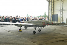 Ľudia pozerajú na bojový dron Bayraktar TB2 darovaný Ukrajine počas prezentácie na leteckej základni Siauliai v Litve 6. júla 2022. FOTO: REUTERS
