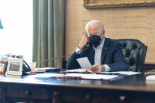 Americký prezident Joe Biden telefonuje s respirátorom na tvári v Bielom dome vo Washingtone v piatok 22. júla 2022. FOTO: TASR/AP
