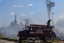 Hasiči zasahujú na mieste ruského raketového úderu v prístave Odesa, Ukrajina 23. júla 2022. FOTO: REUTERS