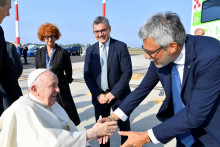 Pápež František pri príchode na palubu lietadla na návštevu Kanady na medzinárodnom letisku Rím – Fiumicino vo Fiumicine v Taliansku 24. júla 2022. FOTO: REUTERS