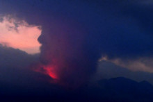 Erupcia Sakuradžimy v Tarumizu, prefektúra Kumamoto, západné Japonsko, 24. júla 2022. FOTO: REUTERS