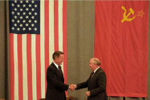 Americký prezident George H. W. Bush (vľavo) a sovietsky prezident Michail Gorbačov si podávajú ruky pred americkými a sovietskymi vlajkami na konci tlačovej konferencie v Moskve 31. júla 1991. FOTO: REUTERS SNÍMKA: Reuters