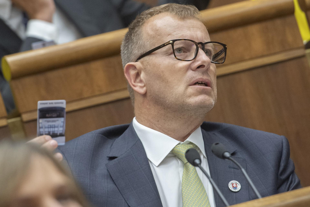 Na sn&iacute;mke predseda parlametu Boris Koll&aacute;r (Sme rodina) počas 66. sch&ocirc;dze N&aacute;rodnej rady SR 28. j&uacute;na 2022 v Bratislave. FOTO: TASR/Martin Baumann