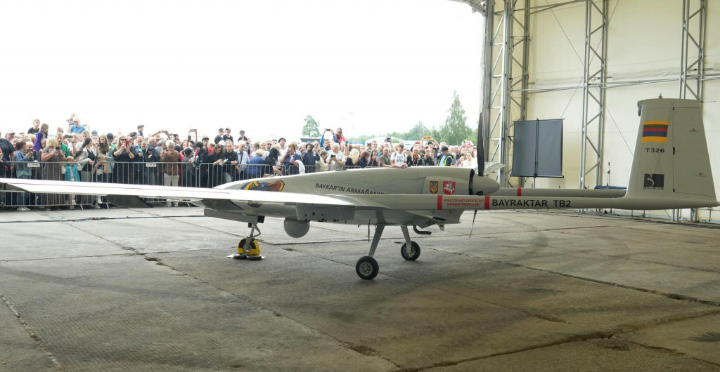 Ľudia pozeraj&uacute; na bojov&yacute; dron Bayraktar TB2 darovan&yacute; Ukrajine počas prezent&aacute;cie na leteckej z&aacute;kladni Siauliai v Litve 6. j&uacute;la 2022. FOTO: REUTERS