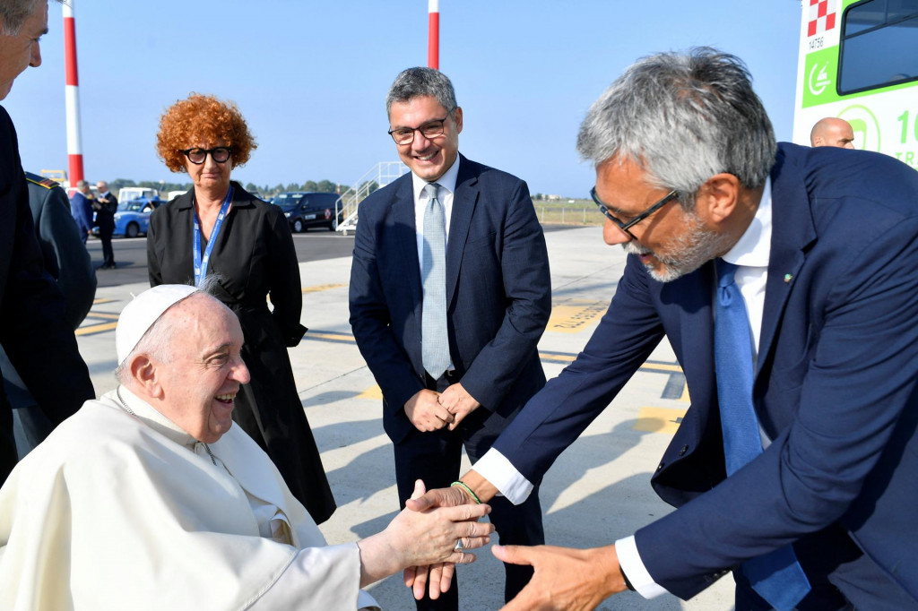 Pápež František pri príchode na palubu lietadla na návštevu Kanady na medzinárodnom letisku Rím – Fiumicino vo Fiumicine v Taliansku 24. júla 2022. FOTO: REUTERS