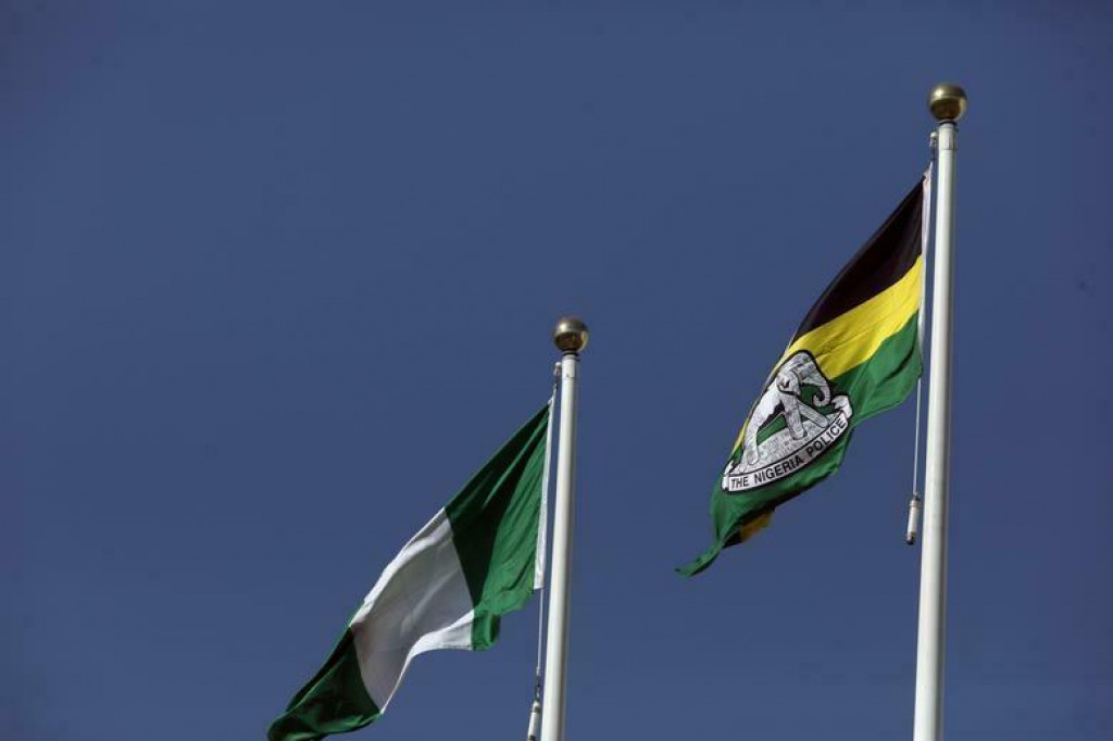 Vlajka nig&eacute;rijsk&eacute;ho policajn&eacute;ho zboru veje vedľa nig&eacute;rijskej &scaron;t&aacute;tnej vlajky na dome Louisa Edeta, veliteľstve pol&iacute;cie v Abuji, Nig&eacute;ria. FOTO: REUTERS