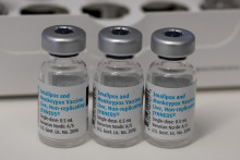 Ampulky s vakcínou proti opičím kiahňam od spoločnosti Bavarian Nordic. FOTO: TASR/DPA