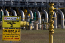 Výstražné značky sú zobrazené pred kompresorovou stanicou plynu, ktorá je súčasťou poľského úseku plynovodu Jamal vlastniaci Gazprom. FOTO: Reuters